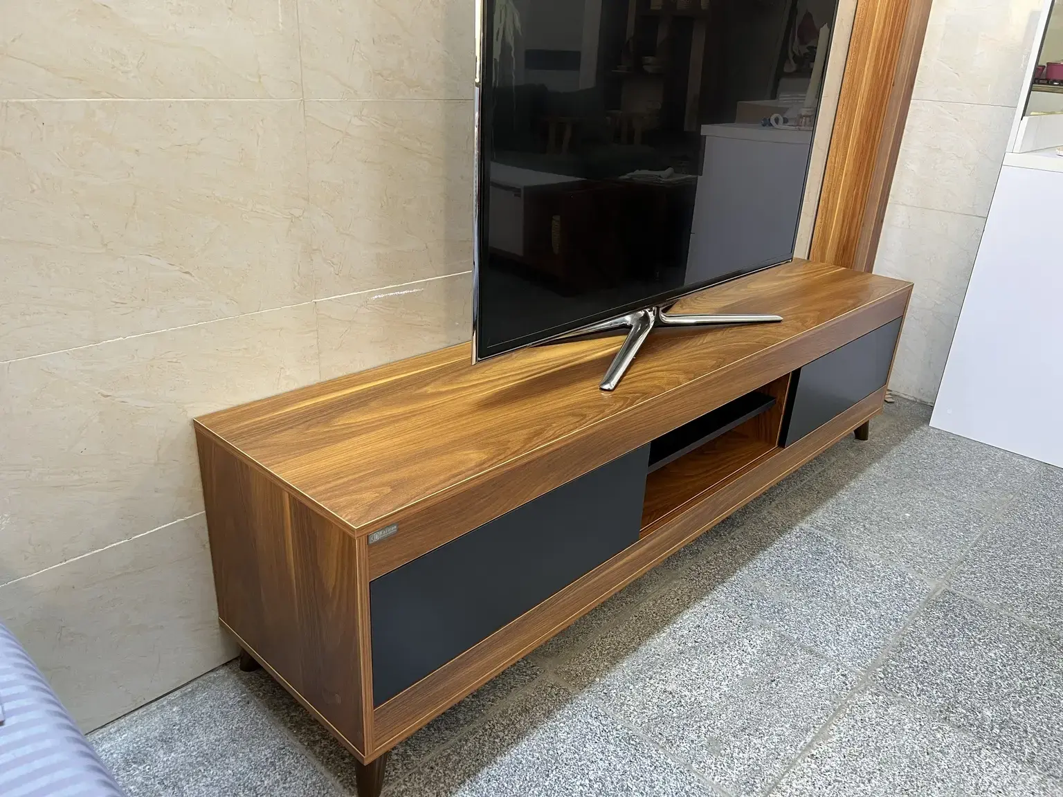 میز تلویزیون مدل پیشانی دار