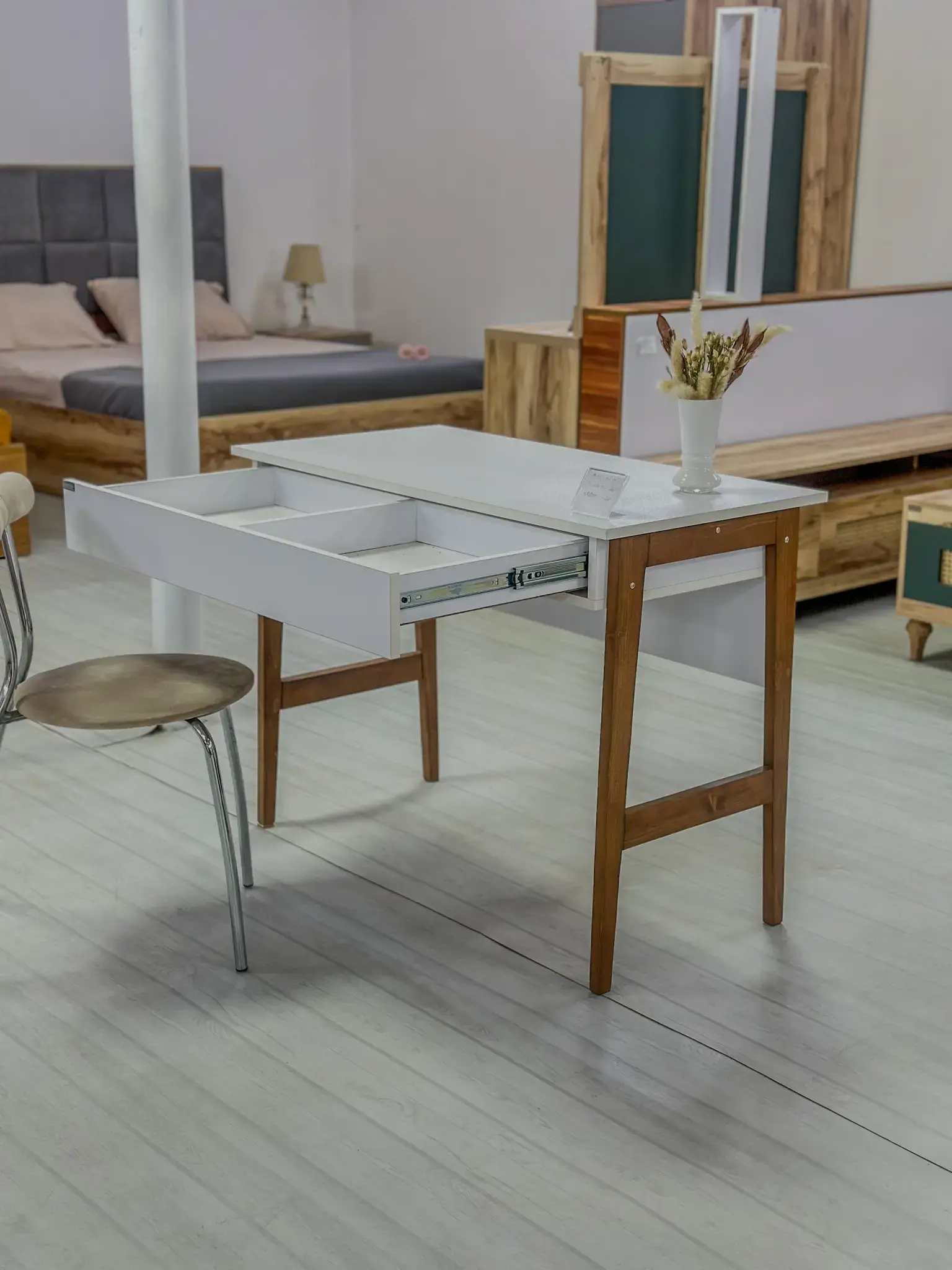 میز تحریر چوبی